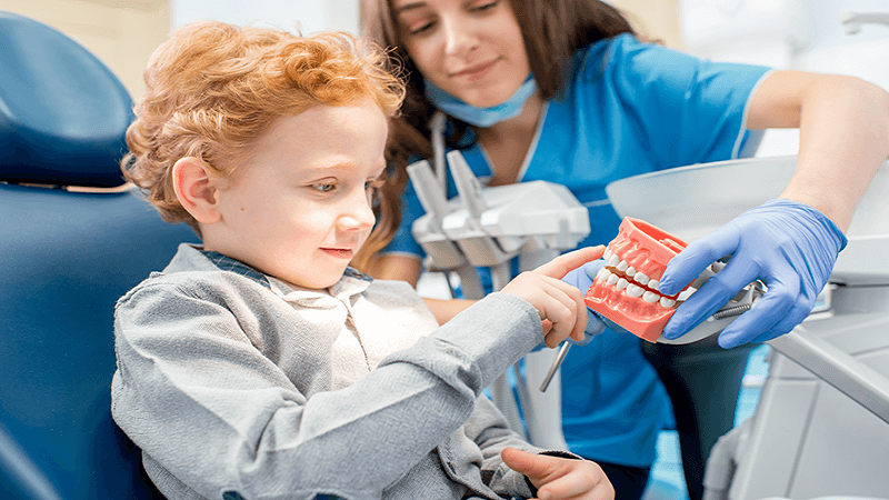 بهترین دندانپزشک کودک اصفهان | چه زمانی می بایست به دندانپزشک کودکان مراجعه کنیم؟